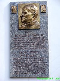 tablica-upamietniajaca-pobyt-jana-pawla-ii-na-kahlenbergu-w-dn-12091983-r.png