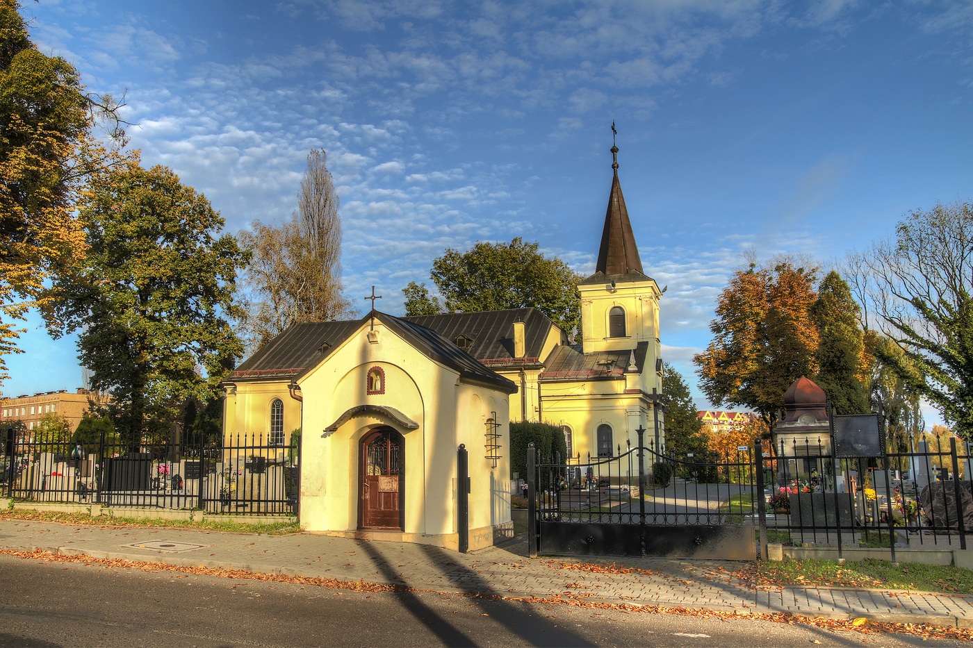 Zdjęcie kościoła od strony kapliczki